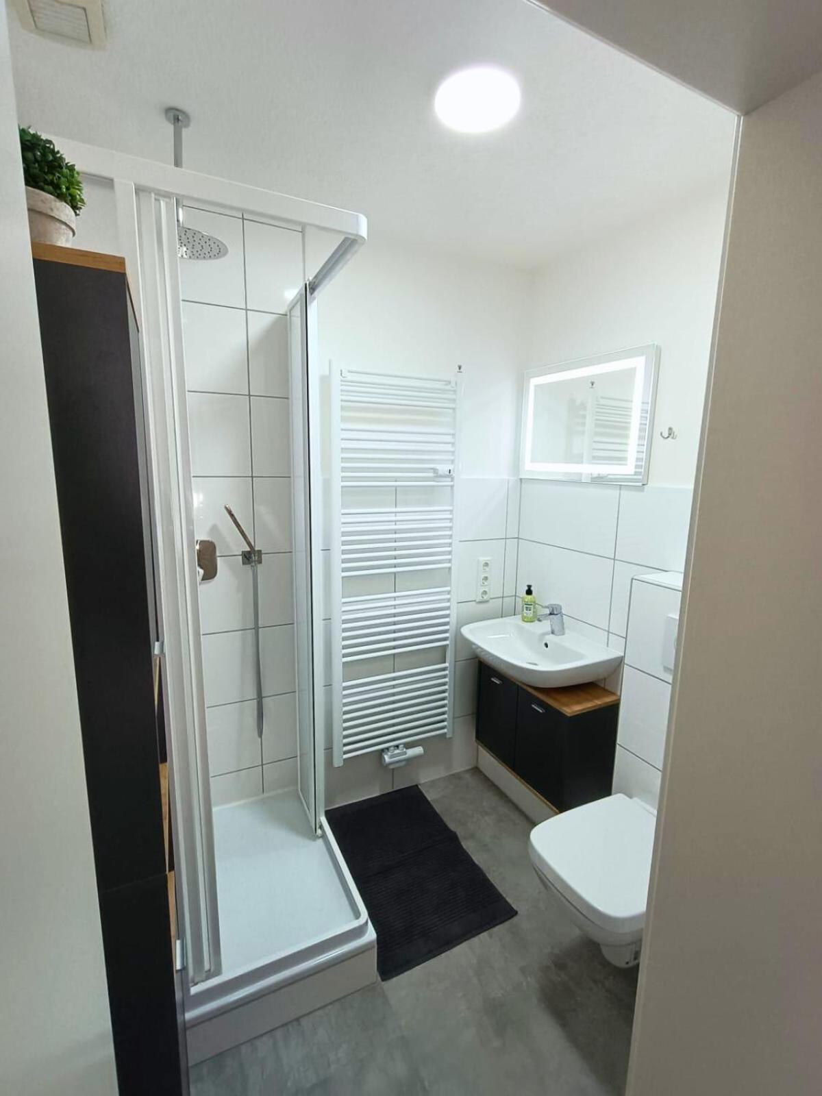 Lofty Maisonette Wohnung, A Lage, 10 Min Zur Messe Fuer Bis Zu 6 Personen Essen