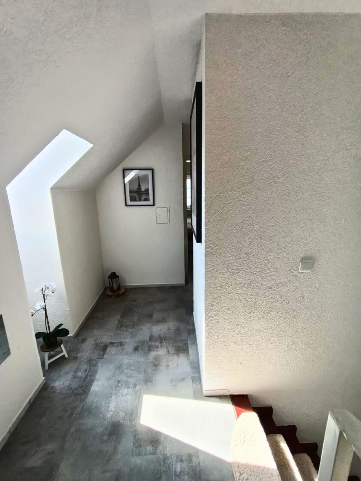 Lofty Maisonette Wohnung, A Lage, 10 Min Zur Messe Fuer Bis Zu 6 Personen Essen